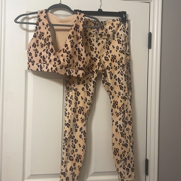 Fabletics printed activewear set. Size Medium. - Picture 8 of 8